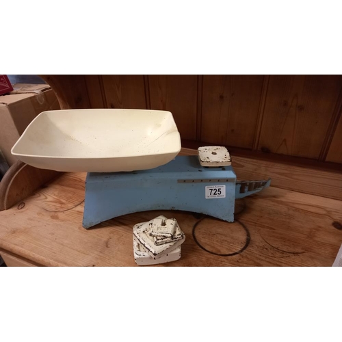 725 - A vintage kitchen scales