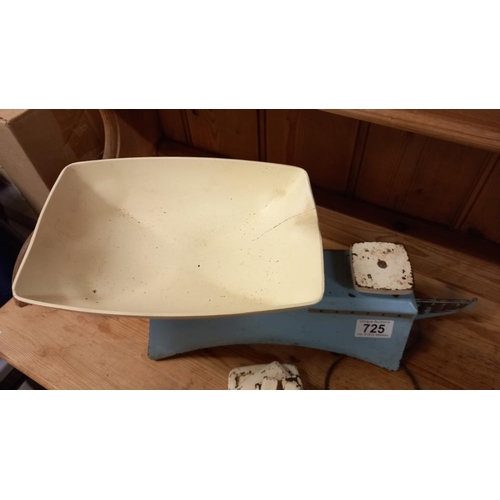 725 - A vintage kitchen scales