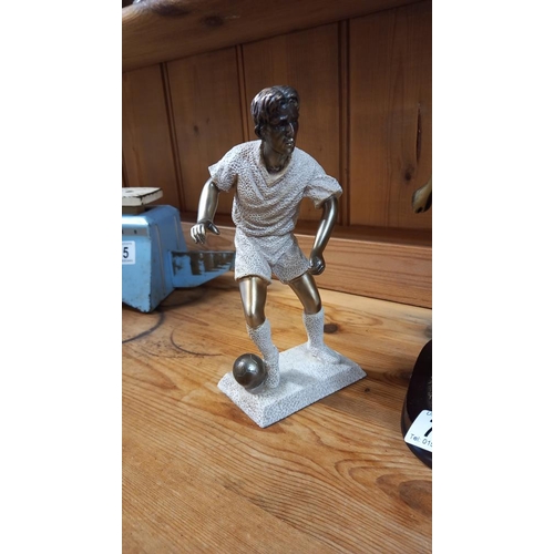 726 - 2 footballer figures