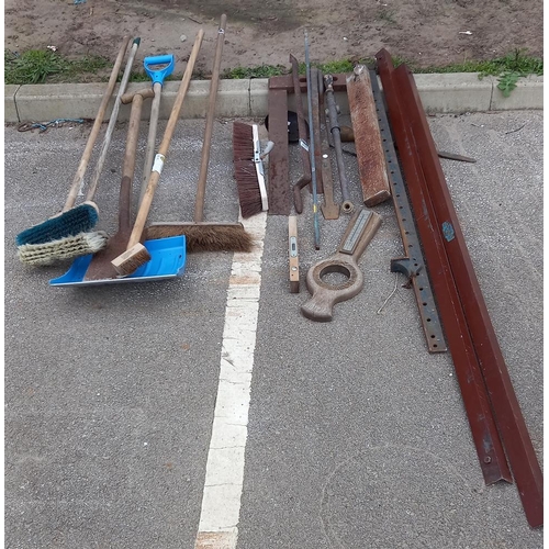 834 - A quantity of garden brooms & shovel etc including sash cramp COLLECT ONLY