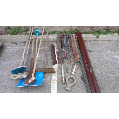 834 - A quantity of garden brooms & shovel etc including sash cramp COLLECT ONLY