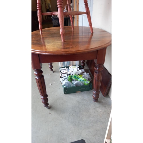 754 - An old mahogany extending table with 1 leaf on reeded legs COLLECT ONLY.