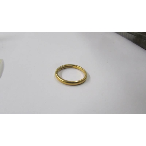 A 22ct gold wedding ring, size P, 4.46 grams.