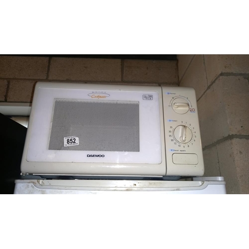 852 - A Daewoo 800W microwave COLLECT ONLY