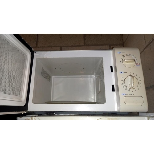 852 - A Daewoo 800W microwave COLLECT ONLY