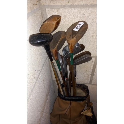 868 - A quantity of vintage golf clubs in bag COLLECT ONLY