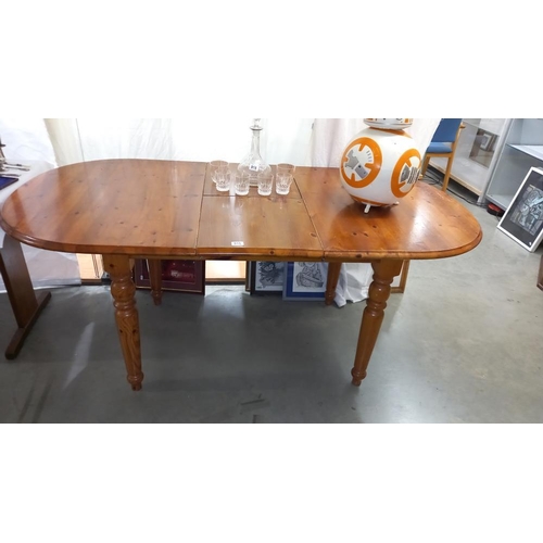 916 - An extending solid pine dining table COLLECT ONLY