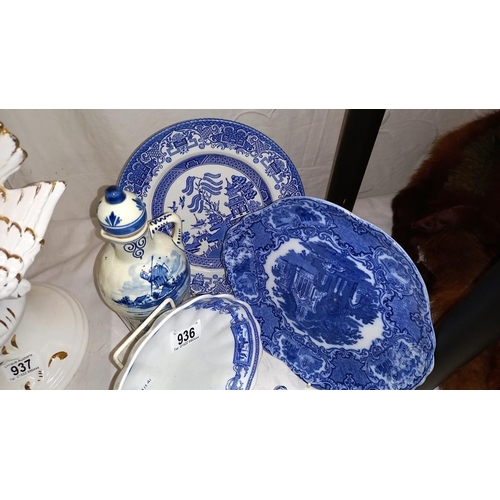 936 - A quantity of blue and white china/pottery etc