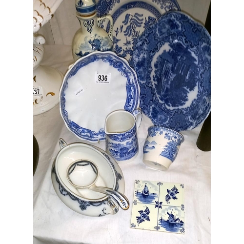 936 - A quantity of blue and white china/pottery etc