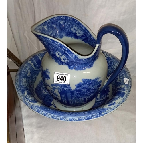 940 - A blue and white jug and bowl