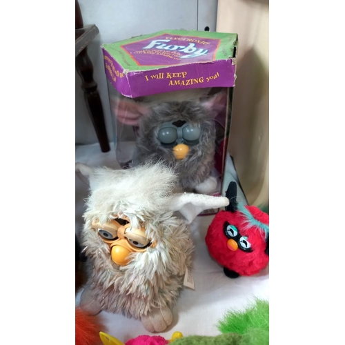 67 - A good lot of Furbys Furbies including early and boxed examples