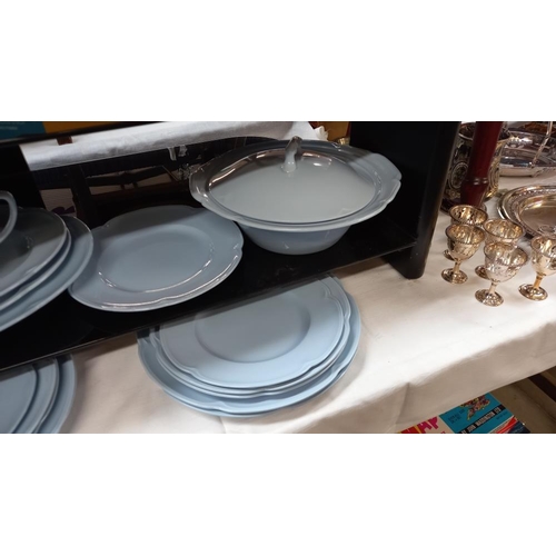 98 - A quantity of Johnson Bros dinner plates COLLECT ONLY