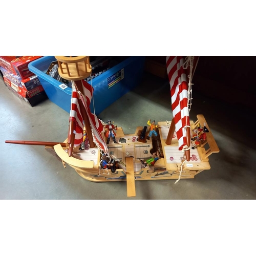 126 - A Pirate ship & Castle, (completeness unknown) COLLECT ONLY