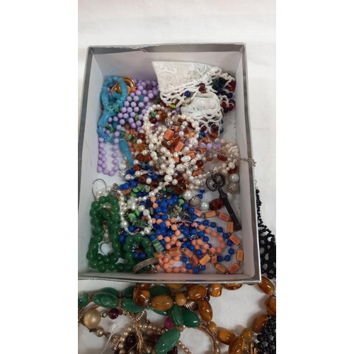 202 - A mixed lot of bead necklaces