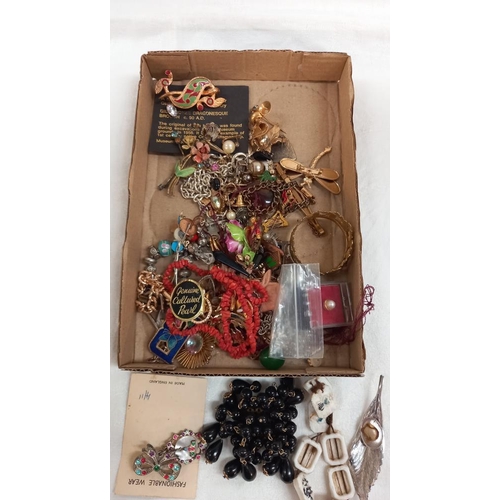 204 - A mixed lot of vintage jewellery