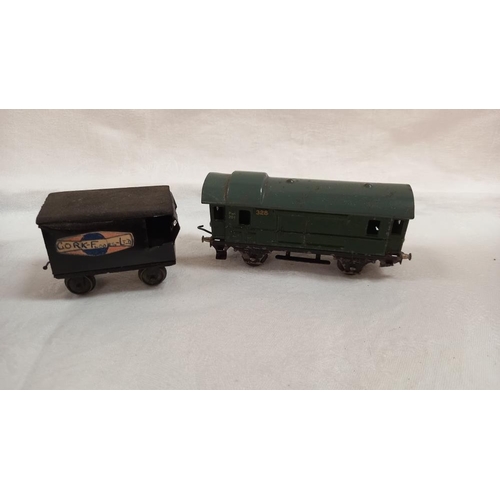 216 - Dinky giftset 16 streamline train set British Railways with a 21d tanker wagon and tinplate Marklin ... 