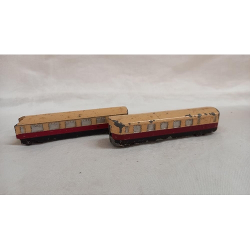 216 - Dinky giftset 16 streamline train set British Railways with a 21d tanker wagon and tinplate Marklin ... 