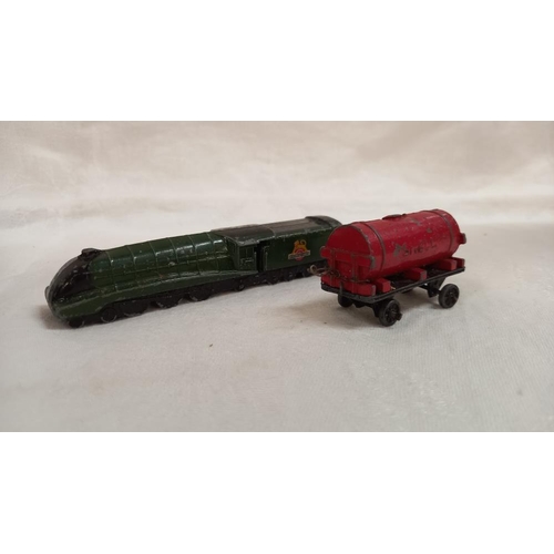 216 - Dinky giftset 16 streamline train set British Railways with a 21d tanker wagon and tinplate Marklin ... 