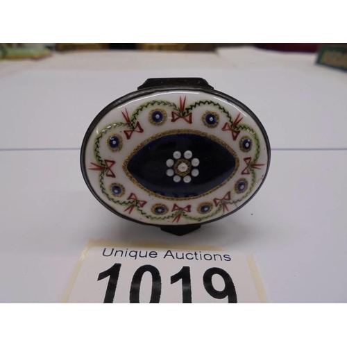 1019 - An 18th century Bilston enamel patch box.  Some age related crazing, 4.5 x 3.5 cm, 2.25 cm high.