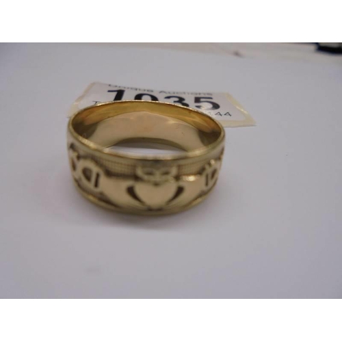 1035 - A 9ct gold Clodagh ring with motto, size R, 4.49 grams.