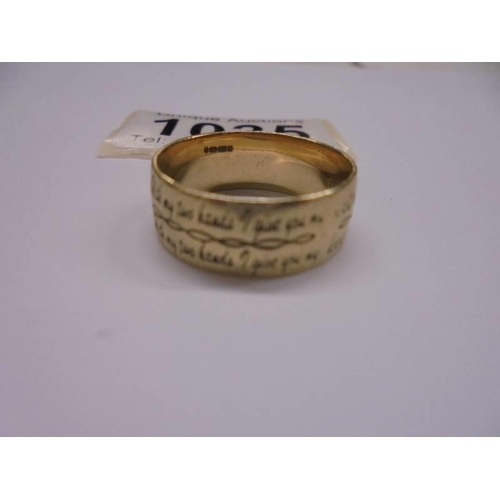 1035 - A 9ct gold Clodagh ring with motto, size R, 4.49 grams.