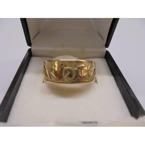 1041 - A 9ct gold Clodagh ring with motto, size R, 4.2 grams.