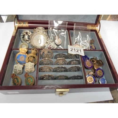 2121 - A jewellery box containing various medals and badges.