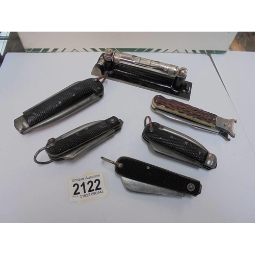 2122 - Five vintage pen knives and a spirit level.