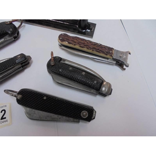 2122 - Five vintage pen knives and a spirit level.