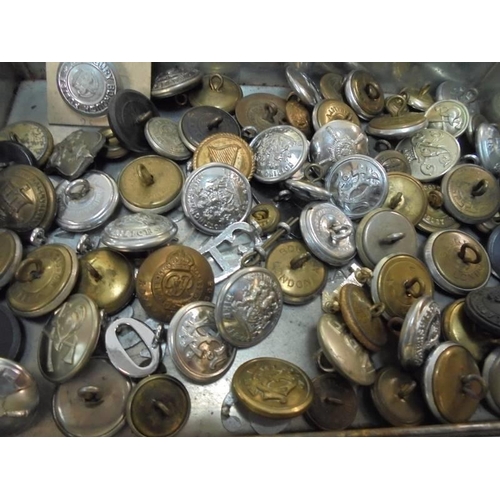 2126 - A tin of military buttons.