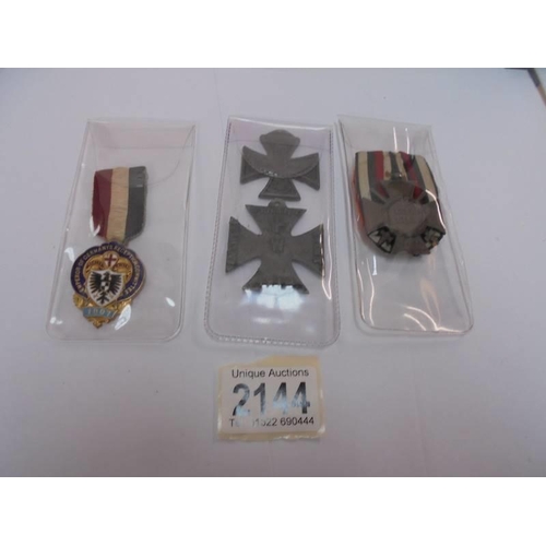 2144 - A 1914/18 German medal, two iron crosses and a 1907 German medal.