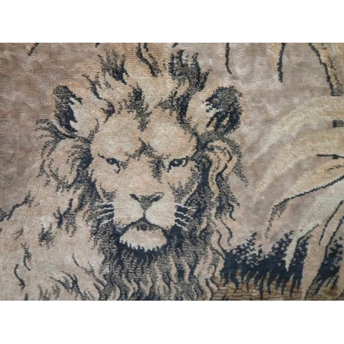 2322 - An old tapestry featuring a lion, 177 x 118 cm.