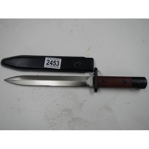 2453 - A bayonet in sheath with double edged blade, blaed 21cm.