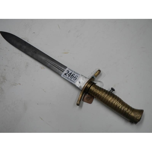 2466 - An early 19th century bayonet with ribbed brass hilt, blade 30 cm.