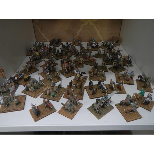 2613 - A large private collection of war gaming figures, war game figures including armies, tanks, aircraft... 