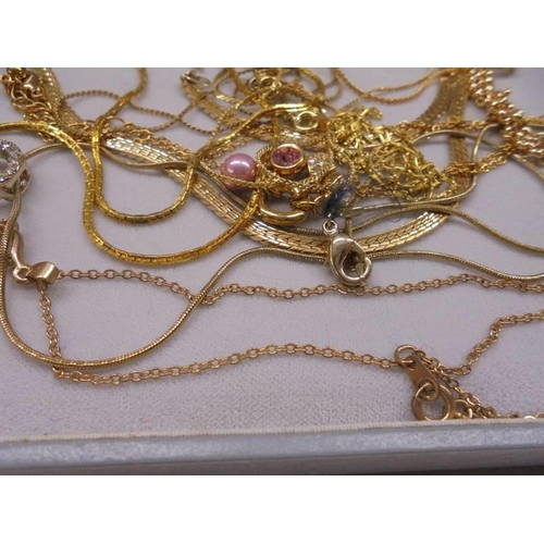 1066 - A mixed lot of yellow metal pendants and chains.