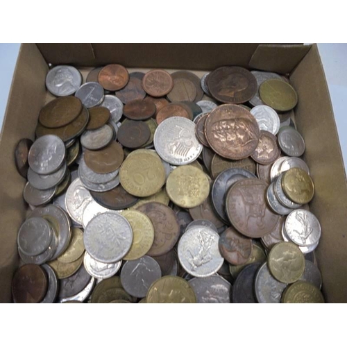 1107 - A mixed lot of UK and foreign coins.