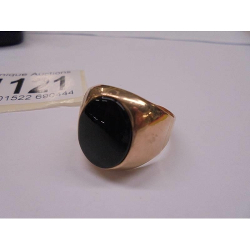 1121 - A 14k gold signet ring, 9 grams.