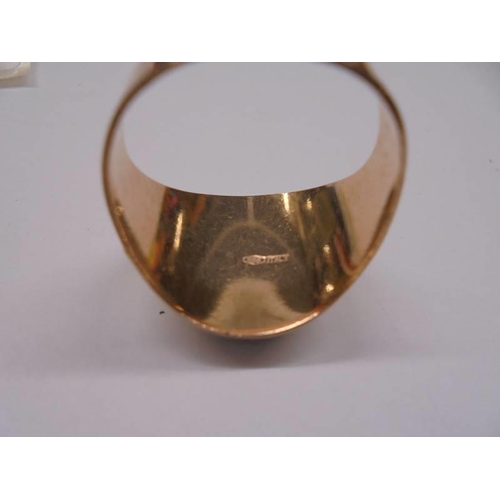 1121 - A 14k gold signet ring, 9 grams.