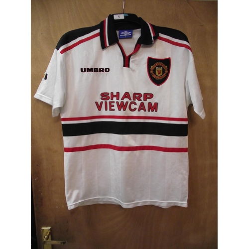 1 - A 1999 Manchester United away shirt, size M