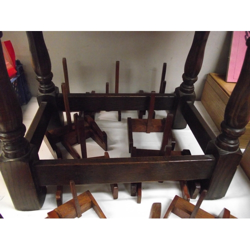 29 - A quantity of wooden plate stands (approx 20)