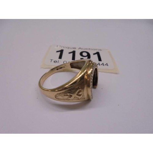 1191 - A 9ct gold ring with horse shoe design, size S, 4.8 grams.