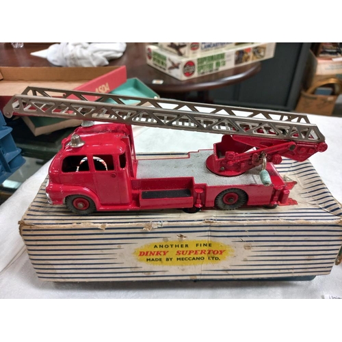 185 - Boxed Dinky 956 turntable fire escape and 932 comet wagon