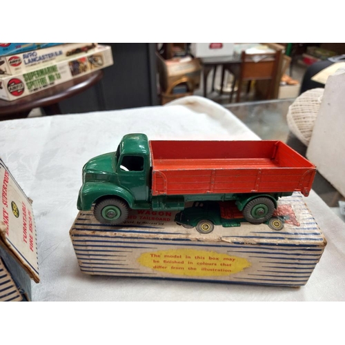 185 - Boxed Dinky 956 turntable fire escape and 932 comet wagon