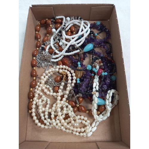 191 - A mixed lot of necklaces including pearls