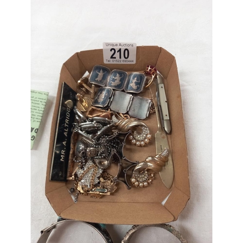 210 - A tray of costume jewellery including yellow metal, Alpaca bangle 7 penknives etc.