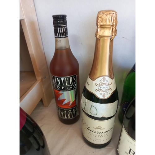 261 - 4 bottles of sparkling wine/perry & a bottle of flavoured wine COLLECT ONLY