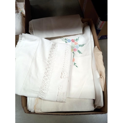 289 - A good lot of linen including tablecloths, doilies 7 napkins etc. COLLECT ONLY