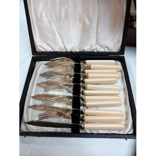 293 - 2 cased fish cutlery sets, a set of knives & forks & an empty cutlery box