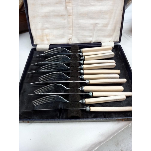 293 - 2 cased fish cutlery sets, a set of knives & forks & an empty cutlery box